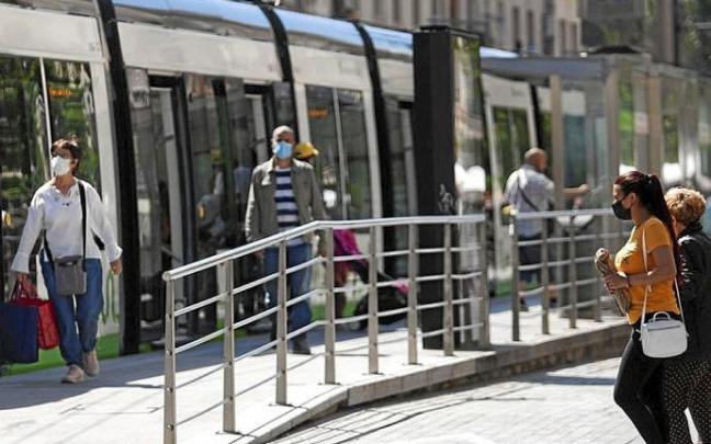 La mascarilla sigue siendo un accesorio imprescindible. Foto: J. Muñoz
