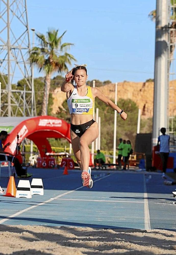 Andrea Arilla, en uno de sus intentos en el triple salto.