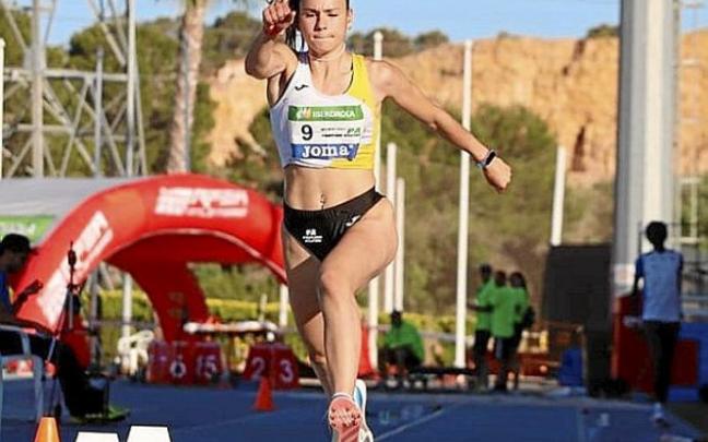 Andrea Arilla, en uno de sus intentos en el triple salto.