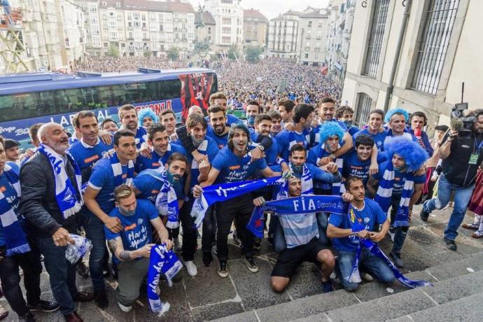 El lunes 30 de mayo de 2016 miles de aficionados albiazules recibieron en la Virgen Blanca de Vitoria al nuevo Primera División. Foto: DNA