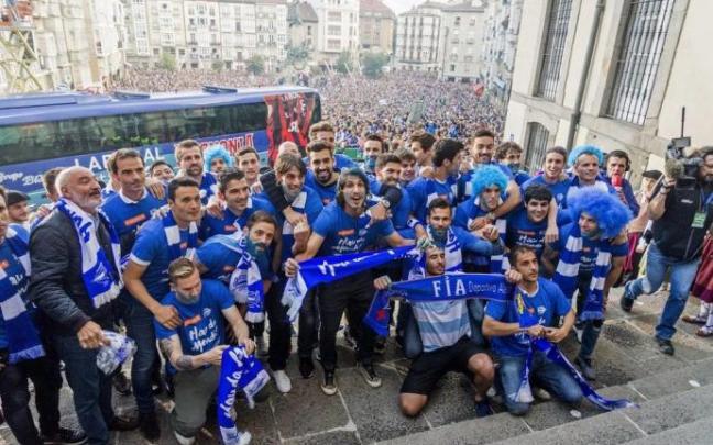 El lunes 30 de mayo de 2016 miles de aficionados albiazules recibieron en la Virgen Blanca de Vitoria al nuevo Primera División. Foto: DNA