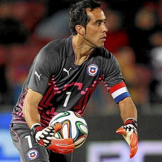 Claudio Bravo, en acción. Foto: Efe