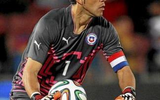 Claudio Bravo, en acción. Foto: Efe