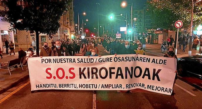 Manifestación de la plataforma Osasun Bidasoa el pasado mes de diciembre, en el centro de Irun. Foto: N.G.