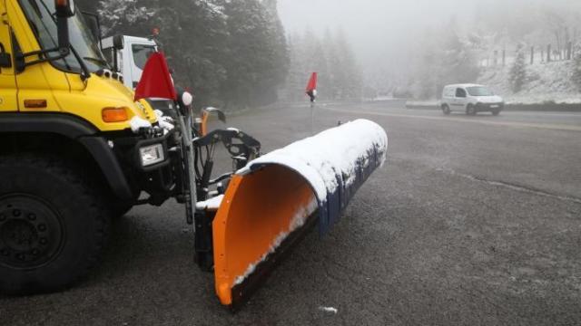 Un quitanieves en carretera