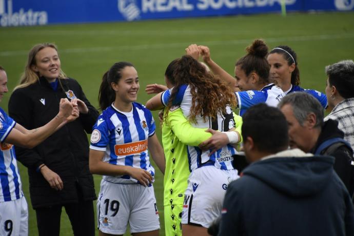 Nuria Rábano, celebrando junto a sus compañeras el billete para la Champions