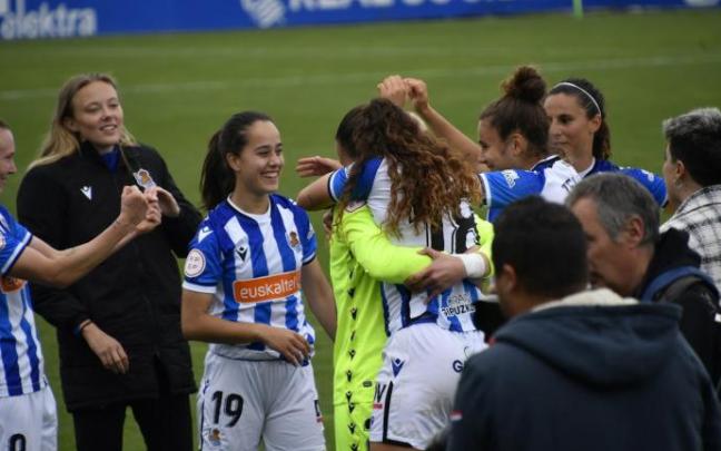 Nuria Rábano, celebrando junto a sus compañeras el billete para la Champions