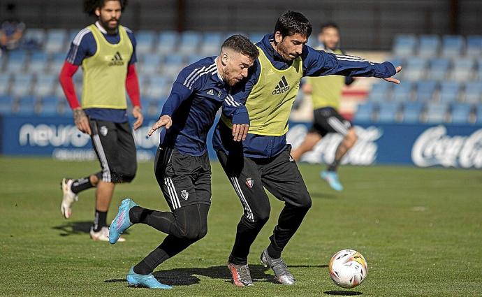 Pugna por un balón entre Kike Barja y Cote durante el entrenamiento que completó ayer Osasuna en las instalaciones de Tajonar, el último antes del partido de hoy. Foto: Club Atlético Osasuna