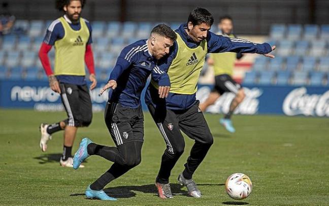 Pugna por un balón entre Kike Barja y Cote durante el entrenamiento que completó ayer Osasuna en las instalaciones de Tajonar, el último antes del partido de hoy. Foto: Club Atlético Osasuna