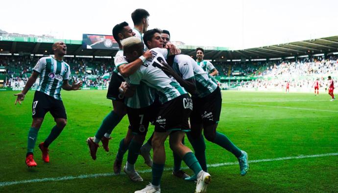 Los jugadores del Racing celebran el gol ante el Tudelano.