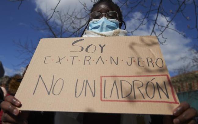 Un manifestante en una marcha contra el racismo. Un manifestante en una marcha contra el racismo.