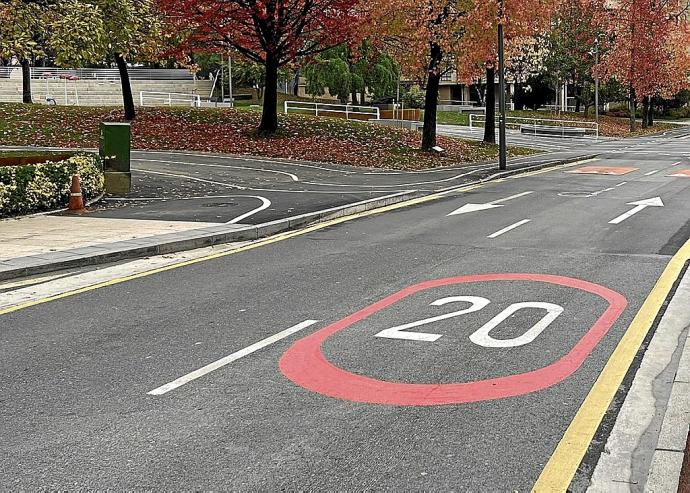 Una señalización del nuevo límite de velocidad en Beasain.