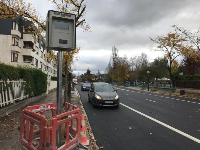 Coches circulan junto al nuevo radar de la calle Salvatierrabide.