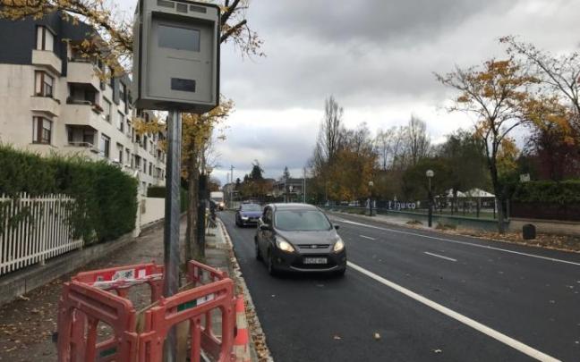 Coches circulan junto al nuevo radar de la calle Salvatierrabide. Coches circulan junto al nuevo radar de la calle Salvatierrabide.