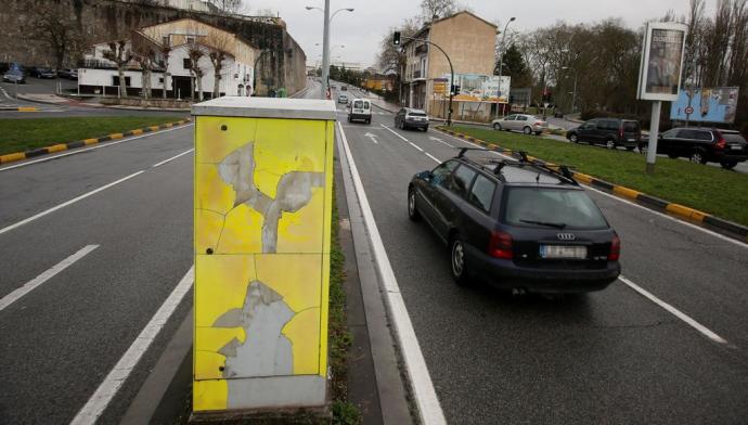 Radar de control de la velocidad en la avenida de Aróstegui.