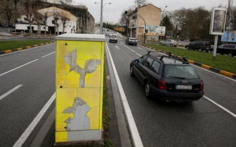 Radar de control de la velocidad en la avenida de Aróstegui. Radar de control de la velocidad en la avenida de Aróstegui.