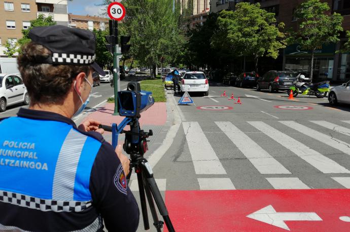 Radar de trípode instalado estos días en una calle de Pamplona.