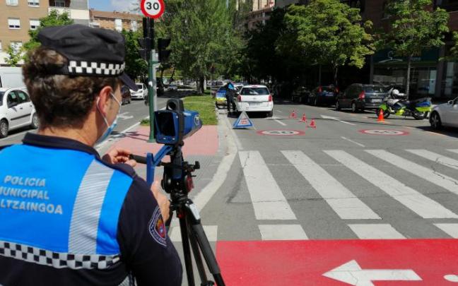 Radar de trípode instalado estos días en una calle de Pamplona.