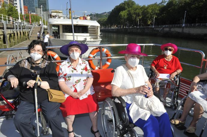 Los mayores disfrutan del paseo por la ría de Bilbao a bordo de un Bilboats a bordo del 'Ibai Eder'.