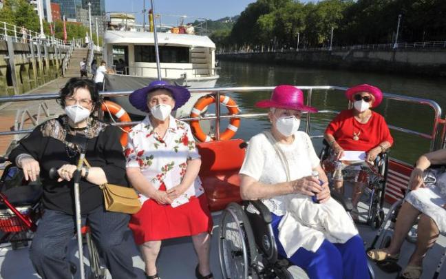 Los mayores disfrutan del paseo por la ría de Bilbao a bordo de un Bilboats a bordo del 'Ibai Eder'.