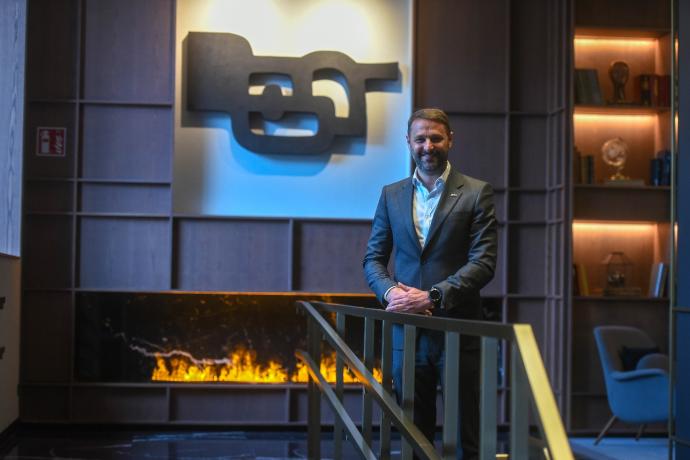 Ander Elortegi en el 'lobby' del hotel Radisson Collection, que dirige.