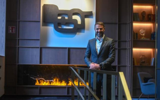 Ander Elortegi en el 'lobby' del hotel Radisson Collection, que dirige.