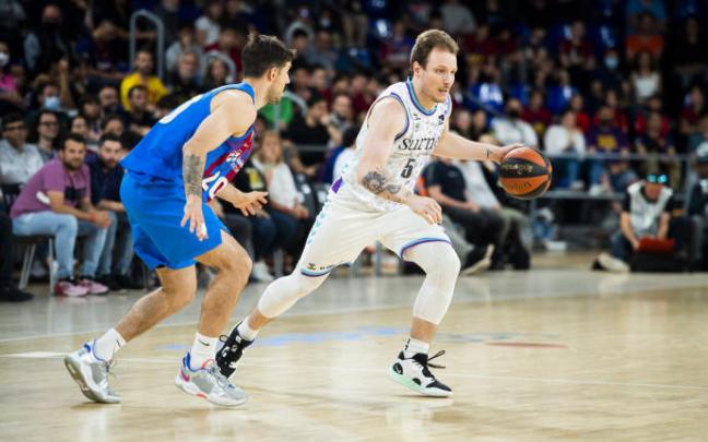 Rafa Luz bota el balón ante Laprovittola. Rafa Luz bota el balón ante Laprovittola.