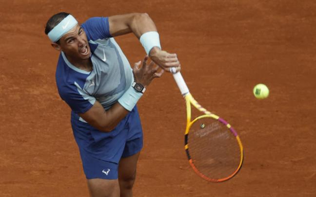 Rafa Nadal devuelve la bola al serbio Miomir Kecmanovic.