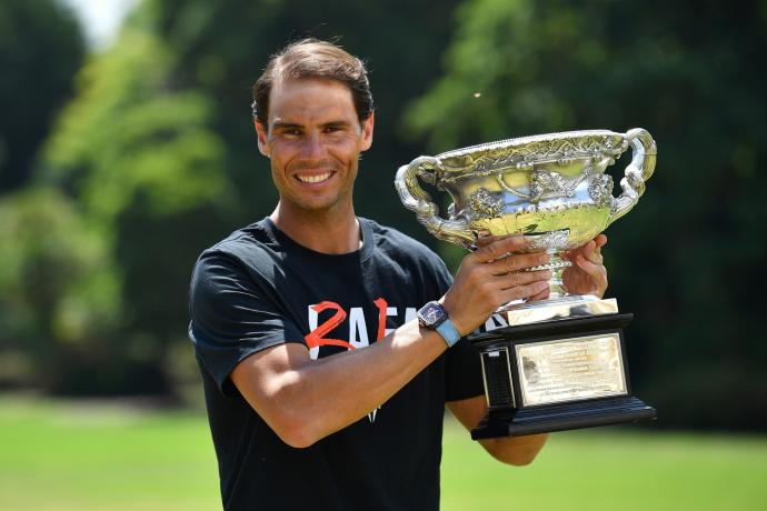 Nadal, en el posado protocolario y tradicional con el trofeo a las afueras de Melbourne.