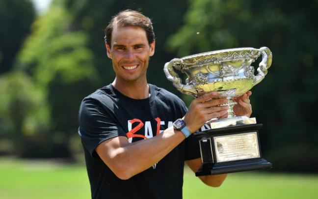 Nadal, en el posado protocolario y tradicional con el trofeo a las afueras de Melbourne.