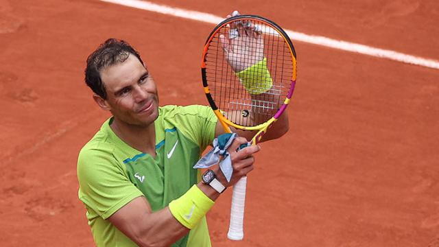 Nadal saluda al público tras vencer en la arcilla parisina. Nadal saluda al público tras vencer en la arcilla parisina.