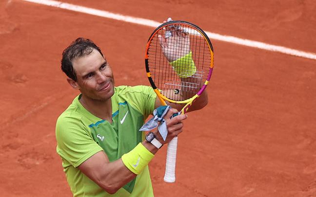 Nadal saluda al público tras vencer en la arcilla parisina.