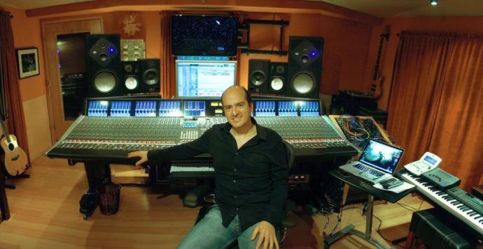 Rafa Sardina en su estudio de California.