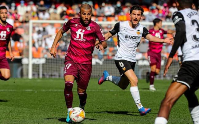Rafael conduce el balón en el partido de Valencia