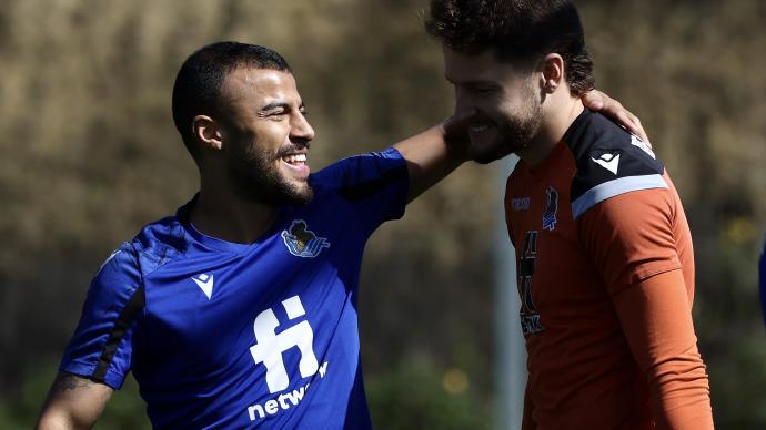 Rafinha Alcántara y Alex Remiro bromean durante un entrenamiento