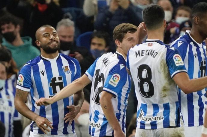 Rafinha es felicitado por Oyarzabal tras marcar su único gol con la Real, el que anotó en el partido contra el Granada en Anoeta el pasado 13 de febrero.