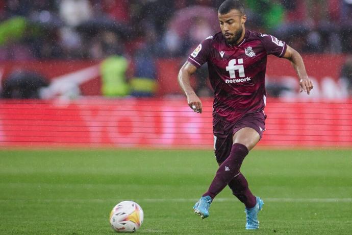 Rafinha conduce el balón durante el partido que la Real Sociedad disputó el domingo pasado en Sevilla.