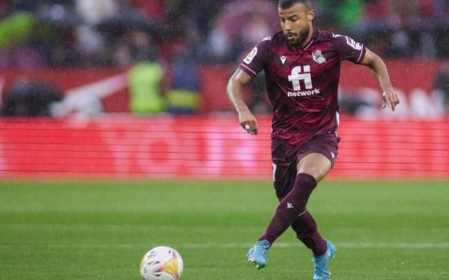 Rafinha conduce el balón durante el partido que la Real Sociedad disputó el domingo pasado en Sevilla. Rafinha conduce el balón durante el partido que la Real Sociedad disputó el domingo pasado en Sevilla.