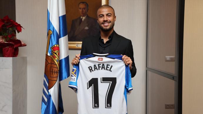 Rafinha posa con su camiseta el día en que se confirmó su llegada a la Real