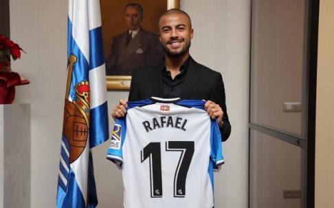 Rafinha posa con su camiseta el día en que se confirmó su llegada a la Real