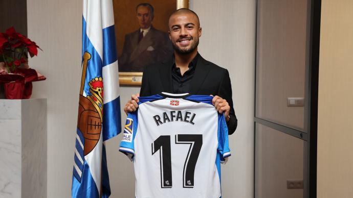 Rafinha, tras firmar su contrato con la Real.