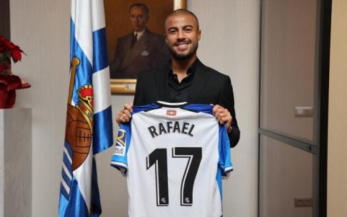 Rafinha, tras firmar su contrato con la Real.
