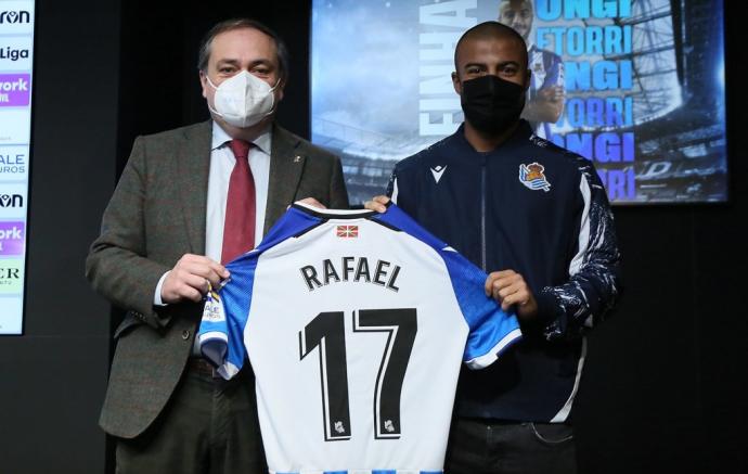 Aperribay y Rafinha, con la camiseta del brasileño.