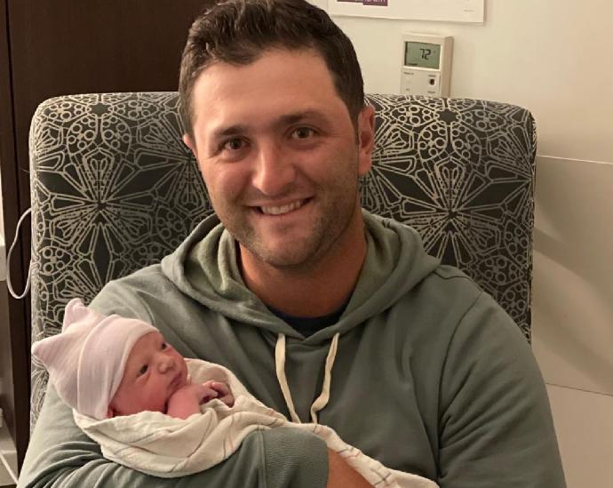 El golfista de Barrika, Jon Rahm, posa con su hijo que nació el pasado sábado en Arizona