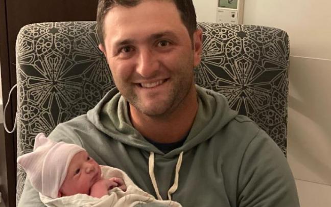 El golfista de Barrika, Jon Rahm, posa con su hijo que nació el pasado sábado en Arizona