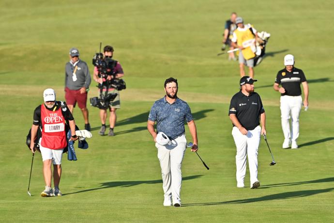 Jon Rahm camina hacia el green del hoyo 18 seguido por Lowry y Oosthuizen, ayer.