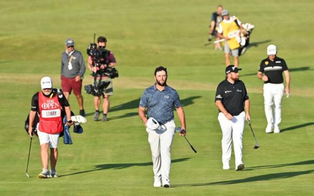 Jon Rahm camina hacia el green del hoyo 18 seguido por Lowry y Oosthuizen, ayer. Jon Rahm camina hacia el green del hoyo 18 seguido por Lowry y Oosthuizen, ayer.