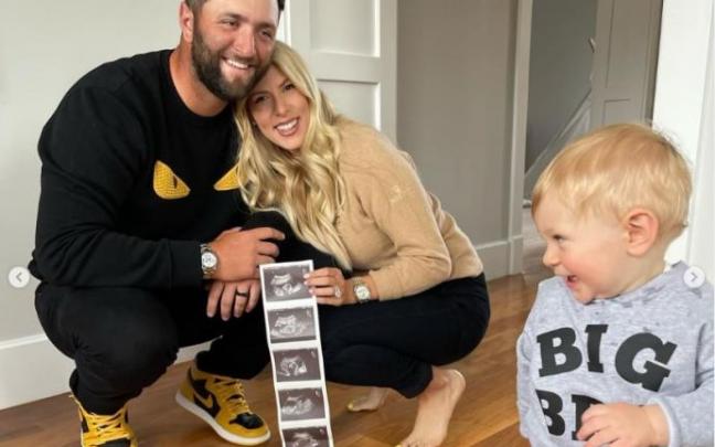 Jon Rahm, su esposa, Kelley, con las ecografías y su hijo Kepa. Jon Rahm, su esposa, Kelley, con las ecografías y su hijo Kepa.