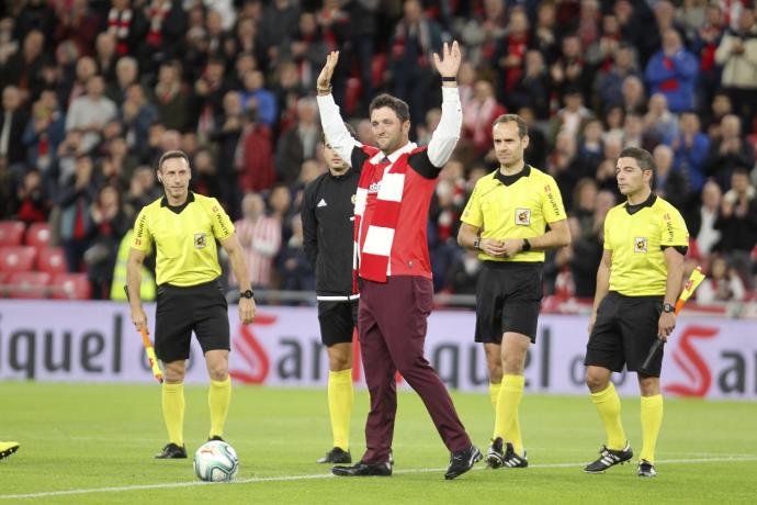 Jon Rahm durante el saque de honor en el Athletic-Eibar de diciembre de 2019 en San Mamés