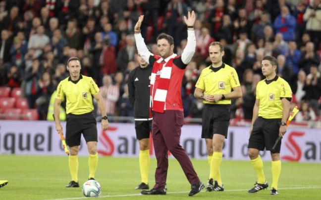 Jon Rahm durante el saque de honor en el Athletic-Eibar de diciembre de 2019 en San Mamés